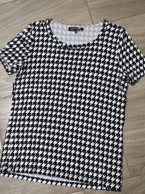 Jones New York Black & White Houndstooth Short Sleeve Top